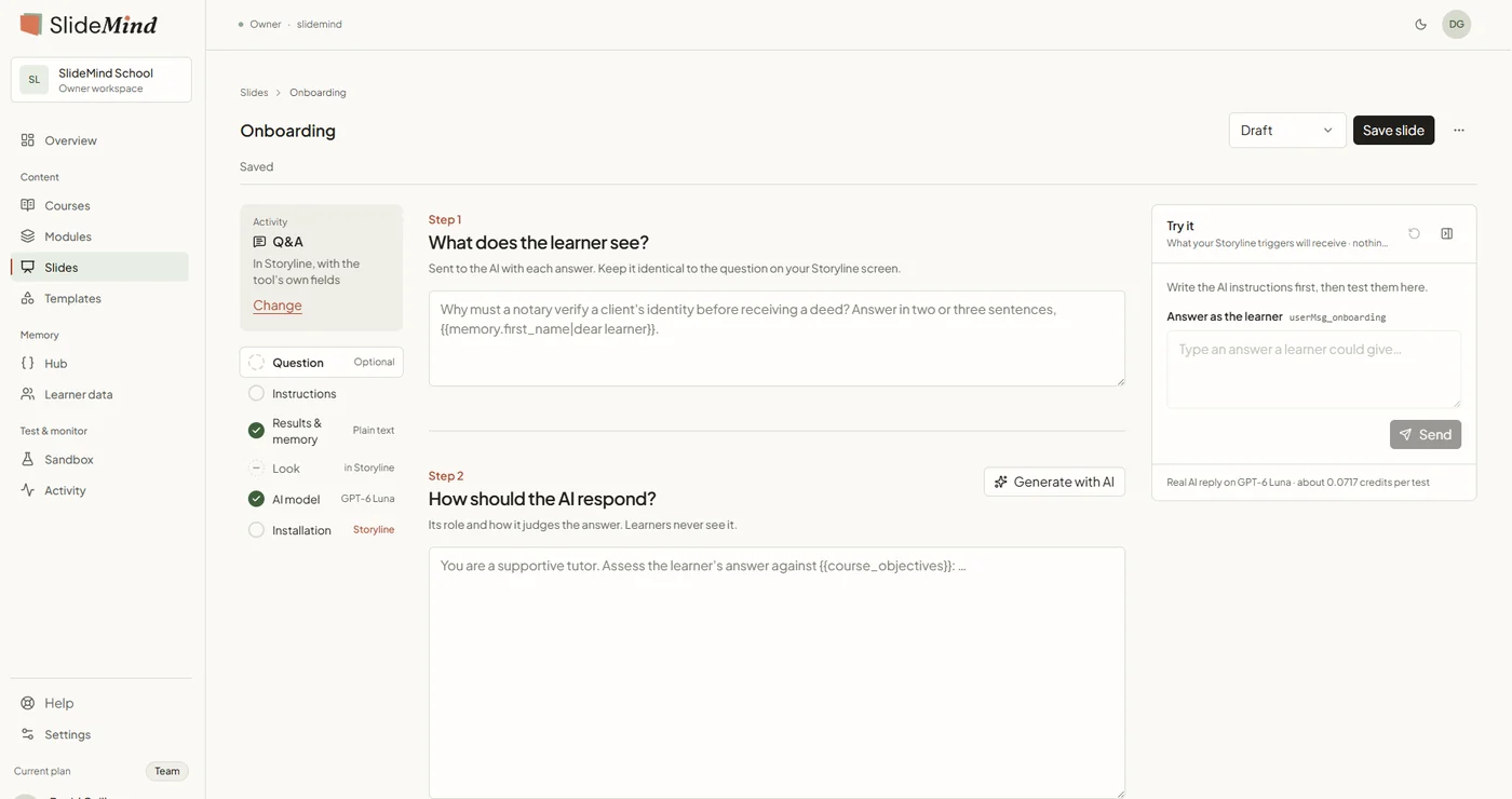 L’éditeur de diapositive de SlideMind pour une activité Q&A&nbsp;: l’étape 1 contient la question vue par l’apprenant, l’étape 2 les consignes pour l’IA, et le panneau «&nbsp;Try it&nbsp;» est à droite.